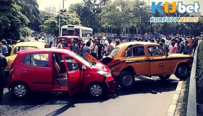 Mơ thấy tai nạn giao thông bị va chạm với ô tô và phải đền tiền